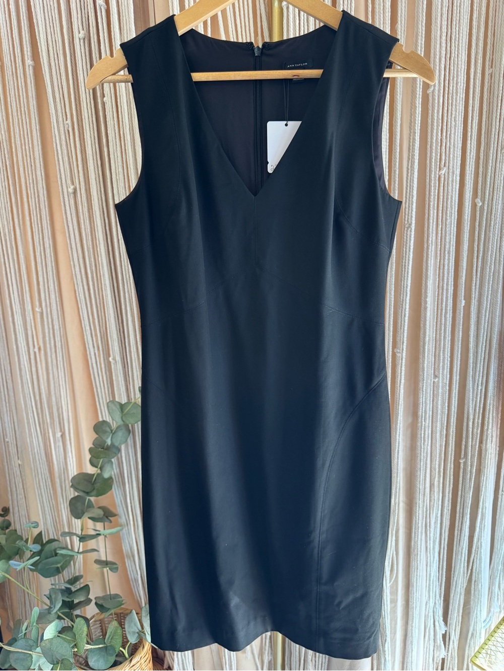 Ann Taylor classic black sleeveless sheath dress size 6 V-neck LBD seasonless